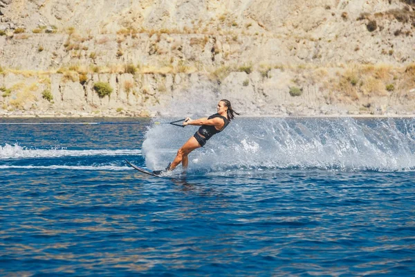 Vatten skidor glider på vågorna, kvinnliga idrottare på Egeiska havet, Grekland — Stockfoto