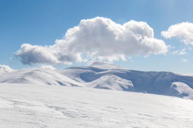 Güzel dağ manzarası. Kış Dağları Panoraması