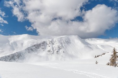 Güzel dağ manzarası. Kış Dağları Panoraması