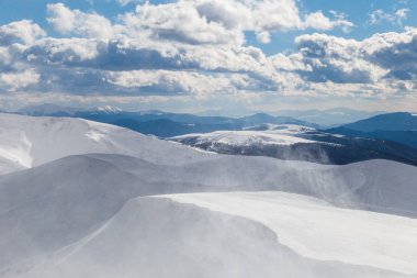 Güzel dağ manzarası. Kış Dağları Panoraması