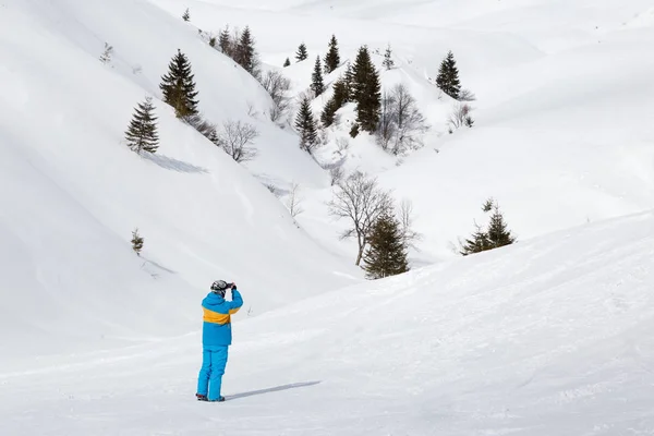 Freerider いい日で雪山の写真になります。冬、ウクライナ、地域 Dragobrat のカルパティア山脈. — ストック写真