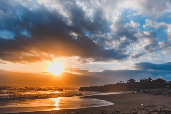 Sunset bulvarında siyah kum plaj. Hint Okyanusu. Clody gökyüzü. Bali Endonezya