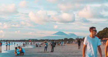 Zaman atlamalı, ışık gün batımında muhteşem Bali Kuta Beach. Alarak selfies, arkadaşlar, insanlar zevk sahil çiftler