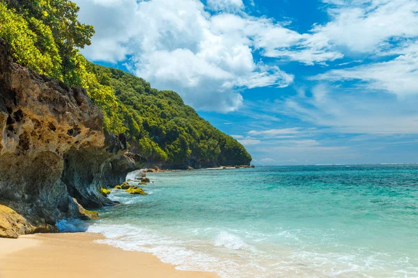 Panorama tropikal Bingin Beach Bali arka plan otel geleneksel Bali tarzı, bungalov, Dağları, güzel bulutlu gökyüzü ve masmavi deniz okyanus su ufukta. Bali, Endonezya.