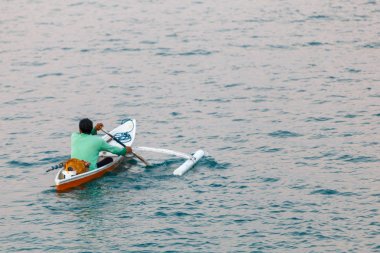 Balıkçı Bali geleneksel ahşap kano kürek