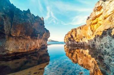 Melekler Billabong doğal sonsuzluk havuzu üzerinde Adası, Nusa Penida, Bali, Endonezya.