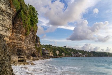 Tropikal Bingin Beach Bali, Dağları, güzel bulutlu gökyüzü ve masmavi deniz okyanus su ufukta. Bali, Endonezya.