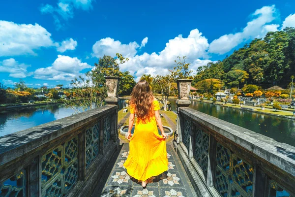 妇女在黄色礼服旅行者在泉水 Gangga 的水宫殿, 巴厘岛, 印度尼西亚 — 图库照片