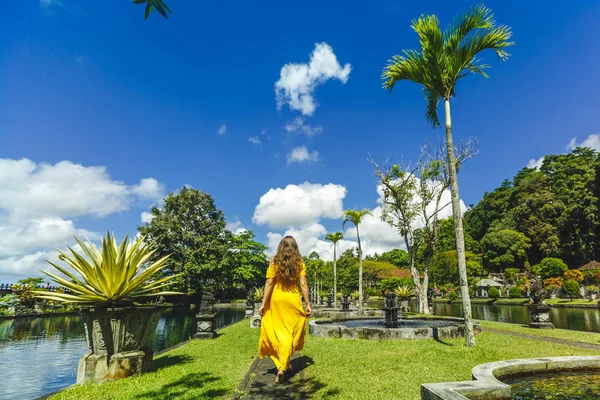 妇女在黄色礼服旅行者在泉水 Gangga 的水宫殿, 巴厘岛, 印度尼西亚 — 图库照片