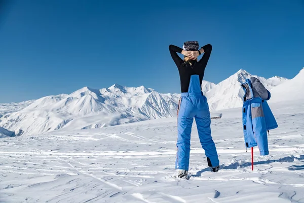 Esquiador feminino em pé sobre belo fundo paisagem montesa. Inverno, esqui, neve, férias, esporte, lazer, conceito de estilo de vida — Fotografia de Stock
