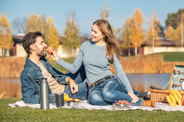 seven bir piknik açık havada olan çift genç