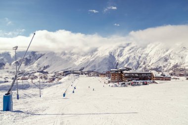 Kafkas Dağları, Georgia, Kayak Gudauri. Üst dağlardan görünümünü. Yamaçların üzerinden Gudauri görünümünü.