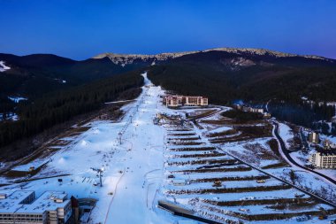 Yaremche. Ukrayna. 6 Mart 2018. Bukovel. Dağların havadan görünüşü. Karpatlar. Kış. Kar yağışıName.