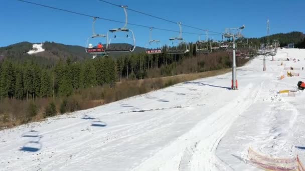 Vista Aérea Telesillas Con Esquiadores Estación Esquí Las Montañas Cárpatas — Vídeo de stock
