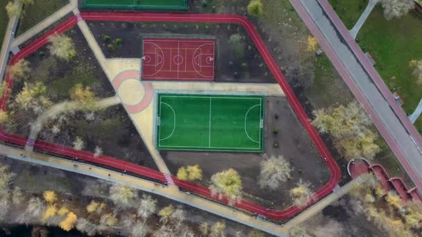 Hava görüntüsü. Futbol sahası yukarıdan görünüm olarak. — Stok video