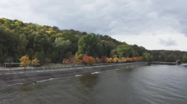 Ukrayna 'da sonbahar, Dnipro Nehri boyunca muhteşem renkli ormanların manzaralı insansız hava aracı manzarası.