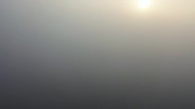 Gün batımında apartmanları, binaları ve sokakları sisli metropolün panoramik manzarası. Hava görüntüsü. Şehirdeki hava kirliliği. Ukrayna 'nın başkenti Kiev' in dış mahalleleri