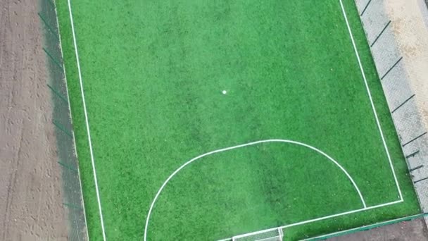 Luchtfoto 's. Voetbalveld als weergave van bovenaf. — Stockvideo