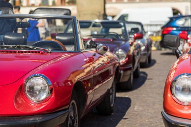 Üst üste klasik arabalar