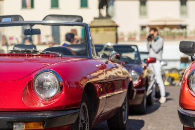 Üst üste klasik arabalar