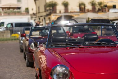 Üst üste klasik arabalar