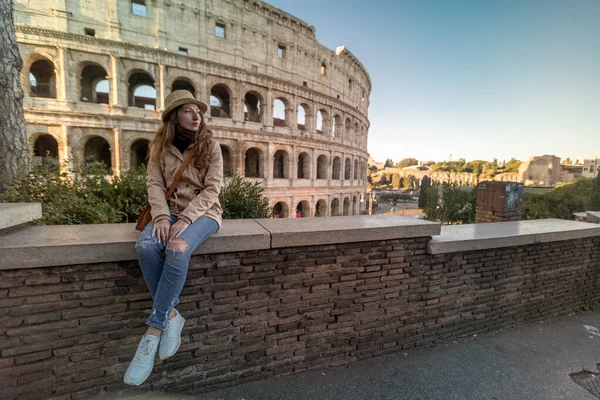 Férias romanas. Retrato de uma jovem feliz na frente do Coliseu de Roma, Itália — Fotografia de Stock