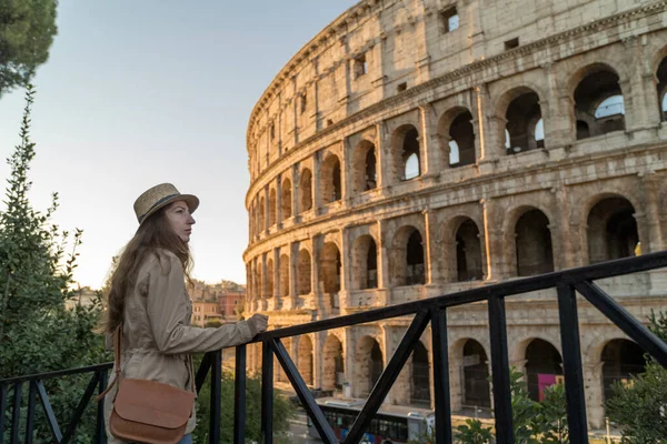 Vacaciones romanas. Retrato de una joven feliz en el frente del Coliseo en Roma, Italia — Foto de Stock