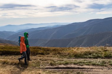 Güz. Çift backpackers sonbahar dağlarda yolda hiking.