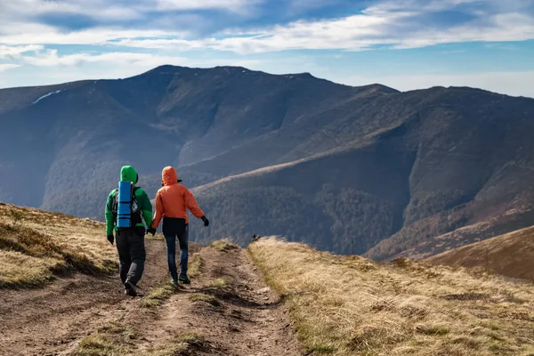 Caída Pareja Mochileros Senderismo Camino Las Montañas Durante Otoño — Foto de Stock