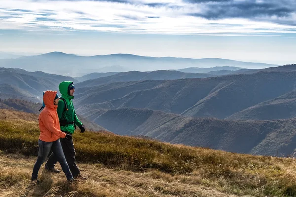 Caída Pareja Mochileros Senderismo Camino Las Montañas Durante Otoño — Foto de Stock