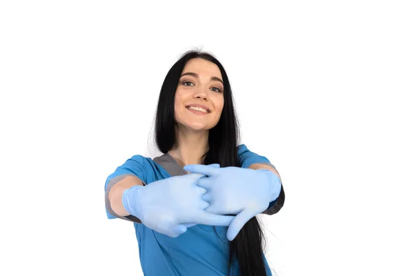 Donna medico in uniforme blu indossa guanti — Foto Stock