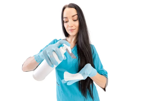 Doctor Woman sostiene gel antiséptico antibacteriano para las manos, epidemia de virus de la corona y enfermedades infecciosas — Foto de Stock