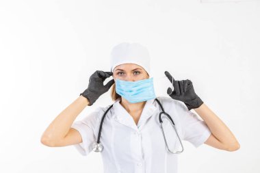 Koruyucu maske takıyordu. Kadın doktor, lateks ya da lastik eldiven giymiş hemşire. Sağlık hizmeti kavramı