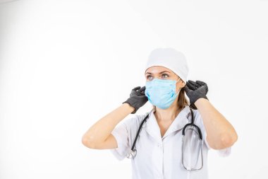 Koruyucu maske takıyordu. Kadın doktor, lateks ya da lastik eldiven giymiş hemşire. Sağlık hizmeti kavramı