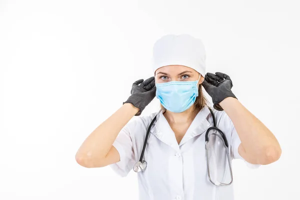 Usando máscara protectora. Médico o enfermera de látex o guantes de goma. Concepto de salud — Foto de Stock