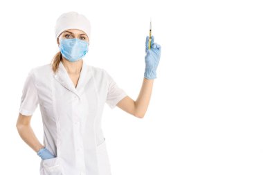 Beyaz bornoz giyen, elinde şırınga, sağlık ve farmakoloji konsepti olan beyaz üniformalı güzel bir kadın doktor..