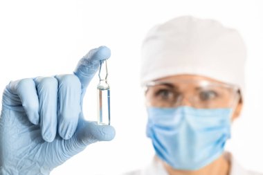 Laboratuvarda bir doktor ya da bilim adamı çocuklara ya da yetişkinlere ampul aşısı yapıyor ya da hayvan hastalıklarını tedavi ediyor. Kavram: hastalıklar, tıbbi bakım, bilim, anestezi, ötenazi, diyabet.