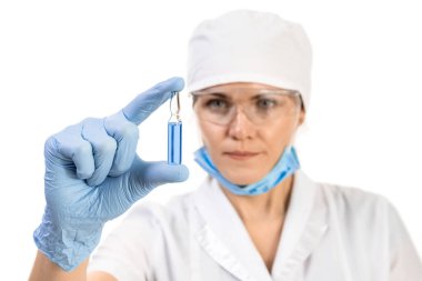 Laboratuvarda bir doktor ya da bilim adamı çocuklara ya da yetişkinlere ampul aşısı yapıyor ya da hayvan hastalıklarını tedavi ediyor. Kavram: hastalıklar, tıbbi bakım, bilim, anestezi, ötenazi, diyabet.