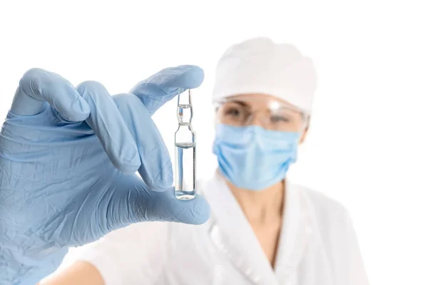 Laboratuvarda bir doktor ya da bilim adamı çocuklara ya da yetişkinlere ampul aşısı yapıyor ya da hayvan hastalıklarını tedavi ediyor. Kavram: hastalıklar, tıbbi bakım, bilim, anestezi, ötenazi, diyabet.
