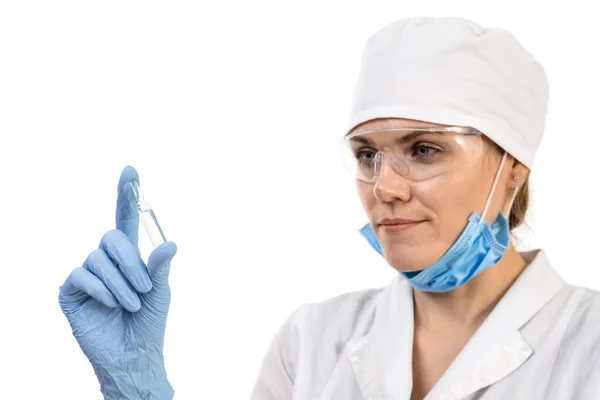 Un médico o científico en laboratorio que tenga vacunas contra ampollas para niños o adultos mayores, o que cure enfermedades animales. Concepto: enfermedades, atención médica, ciencia, anestesia, eutanasia, diabetes . — Foto de Stock