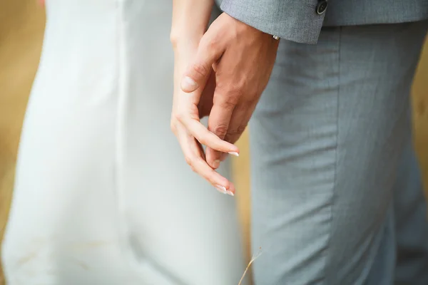 Tenersi per mano sposa e sposo — Foto Stock