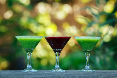 martini cam ahşap tahta üzerinde taze kokteyl. bokeh arka plan.