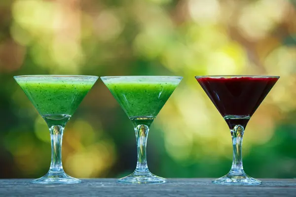 Verse cocktail in Martiniglas op houten bord. bokeh achtergrond. — Stockfoto
