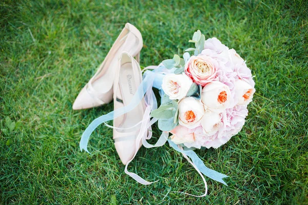 Bouquet de mariées et chaussures — Photo