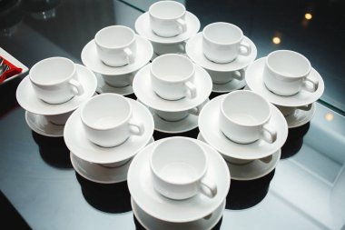 bardak ve tabaklar masanın üzerine