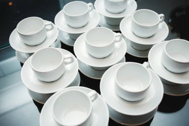 bardak ve tabaklar masanın üzerine