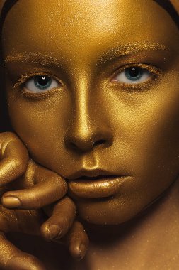 Altın yüz. Lüks kadınla altın makyaj.