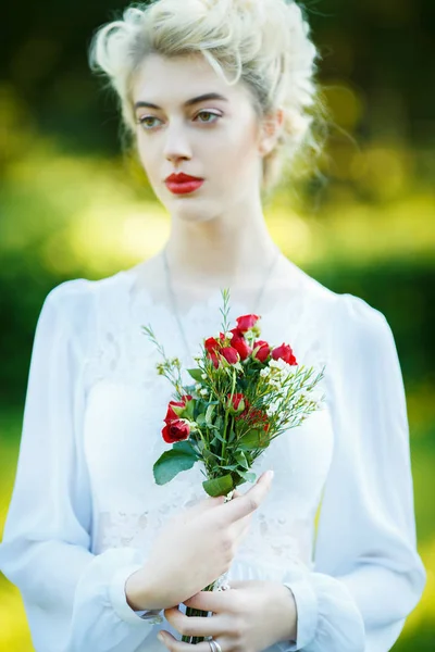 Ritratto d'arte di una ragazza in abito bianco vintage — Foto Stock