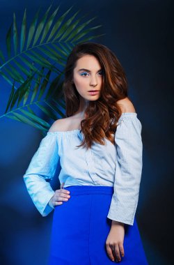 kız mavi aydınlatmalı