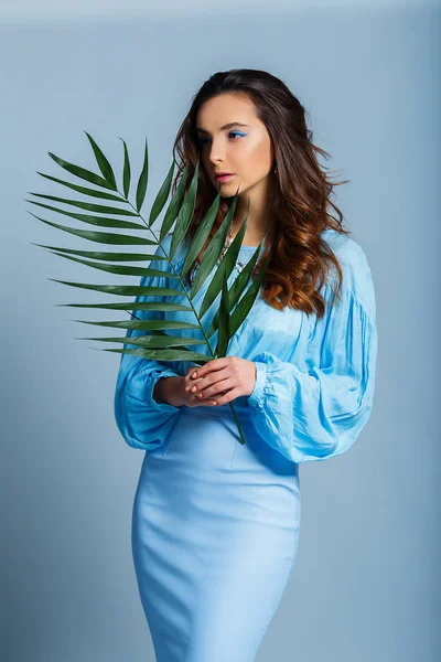 bir elinde fern ile güzel kız